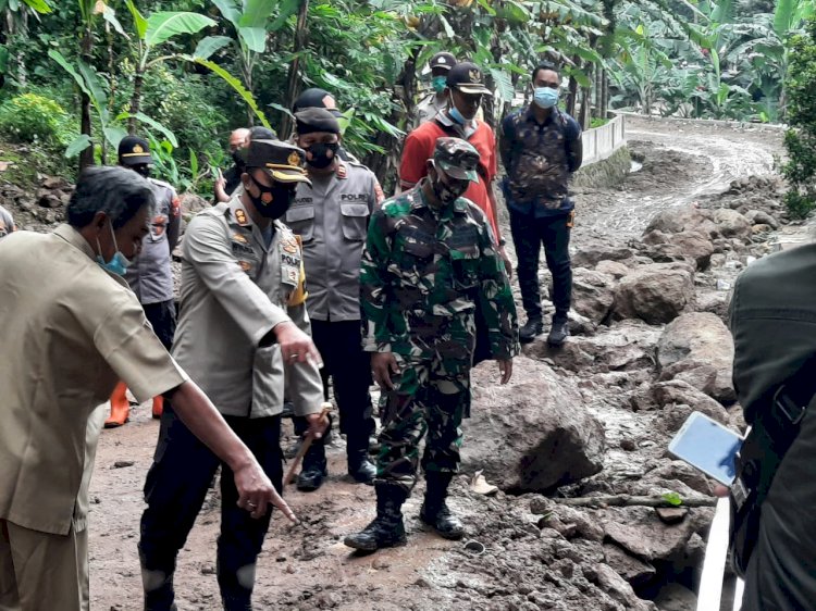 Kapolres Ngawi AKBP I Wayan Winaya meninjau langsung lokasi bencana longsor di Jogorogo/RMOLJatim