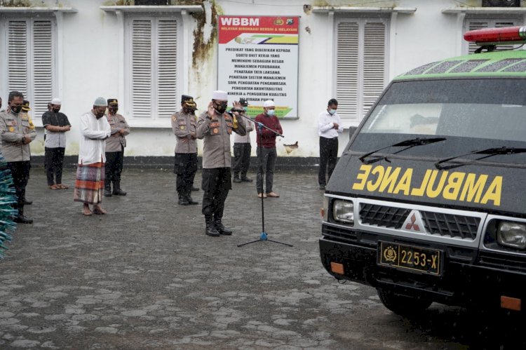 Prosesi Sholat Jenazah Almarhum Kompol Bambang Ponco Utomo Di Mapolres Probolinggo Kota/RMOLJatim