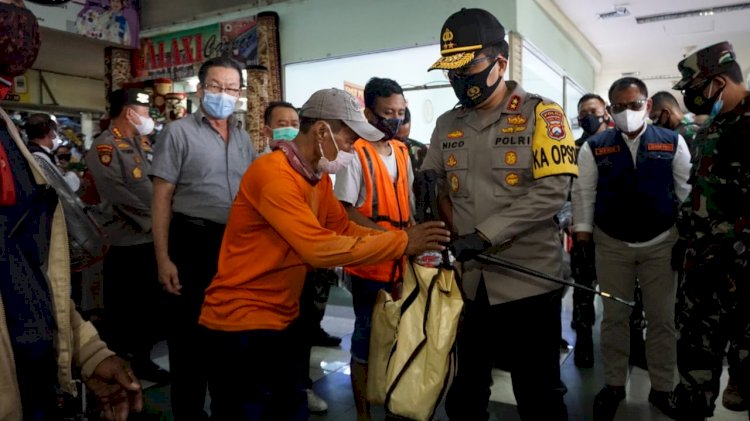 Forkopimda Jatim cek PPKM dan bagi-bagiasker.