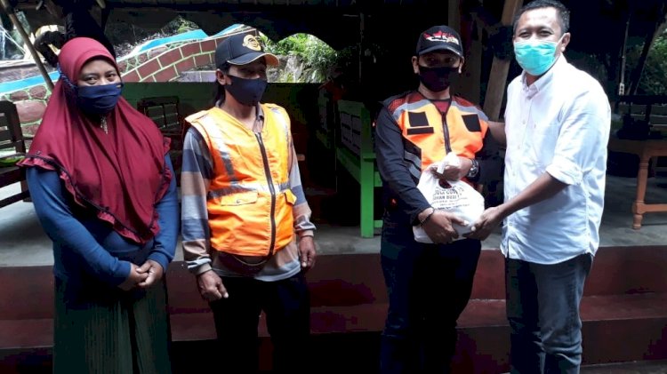 Dwi Rianto Jatmiko Wabup Ngawi terpilih melakukan komunikasi dengan tukang ojek Srambang Park