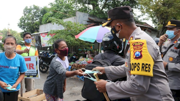 Kapolres Ngawi AKBP I Wayan Winaya membagikan masker ke pedagang pasar