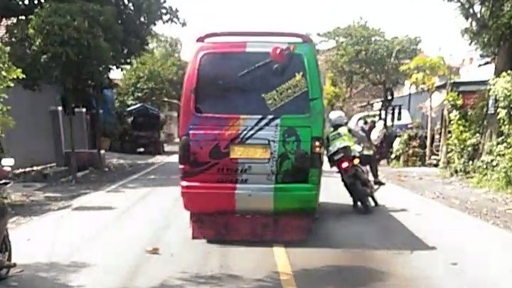 Video polisi yang ditabrak / repro