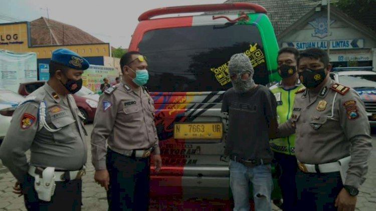 Kasat lantas polres Probolinggo, saat menunjukkan pelaku sopir. /istimewa