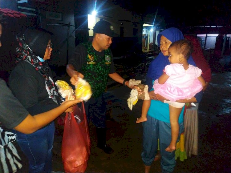 Relawan GPK membagikan nasi bungkus ke warga terdampak banjir bandang/RMOLJatim