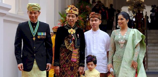 Ketua Umum DPP Partai Demokrat Agus Harimurti Yudhoyono (AHY) bersama Presiden Joko Widodo dalam suatu acar di Istana Jakarta/Net