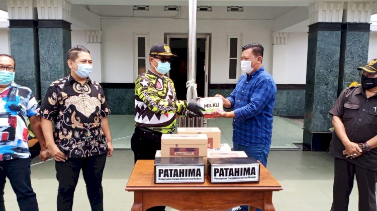 Penyerahan bantuan susu dari Patahima di titipkan ke pemkot Madiun diterima Walikota Madiun Maidi (kacamata)