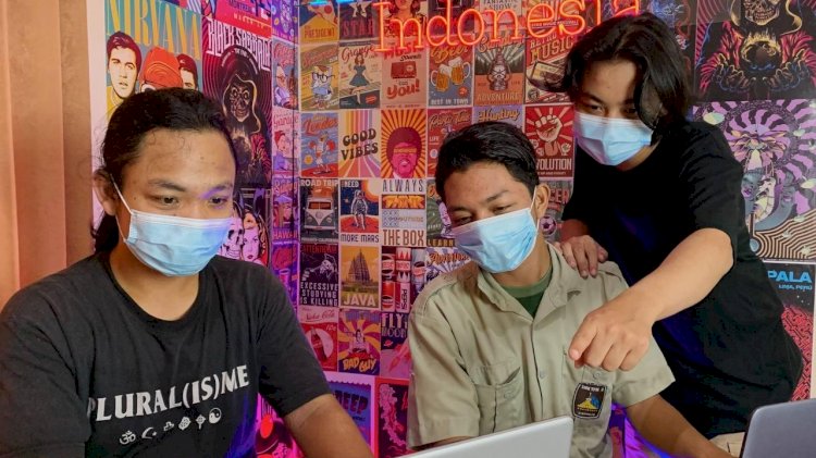 Alfi Syahri Putera dan tim kreatif