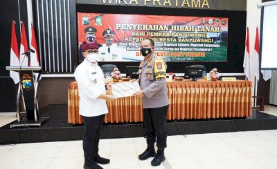 Penyerahan sertifikat tanah hibah oleh Bupati Abdullah Azwar Anas kepada Kapolresta Kombes Arman Asmara Syarifudin, di Mapolresta Banyuwangi/Dok Hms