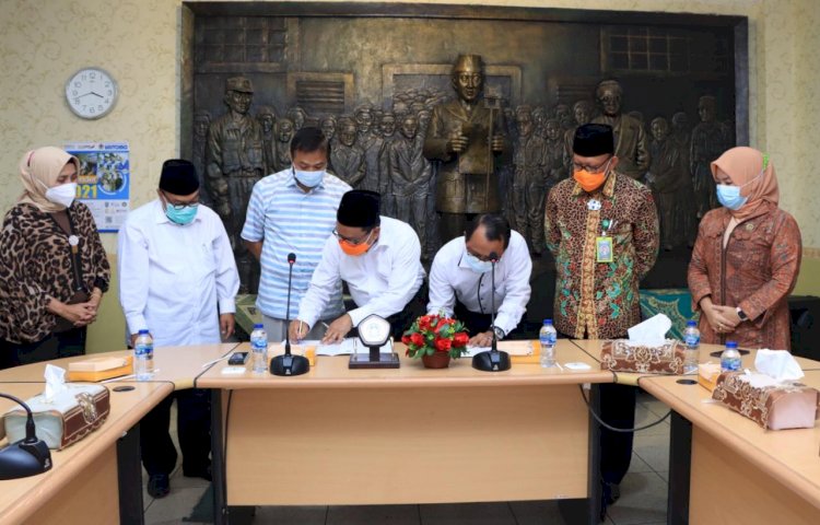 (Kanan), Dekan FIA Unitomo, Dr Amirul Mustofa, M.Si, bersama Direktur Pascasarjana, Prof. HM. Mas`ud Said, MM., Ph. D menandatangani PKS/Ist