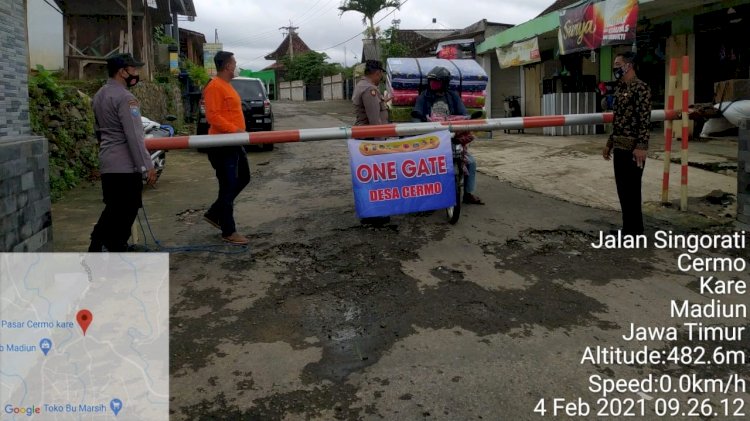 Bhabinkamtibmas, Babinsa dan relawan bersama sama cek di One Gate System/ humas