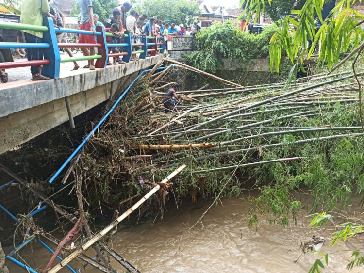 Pembersihan rumpun bambu yang menyebabkan jembatan Hanyut/RMOLJatim