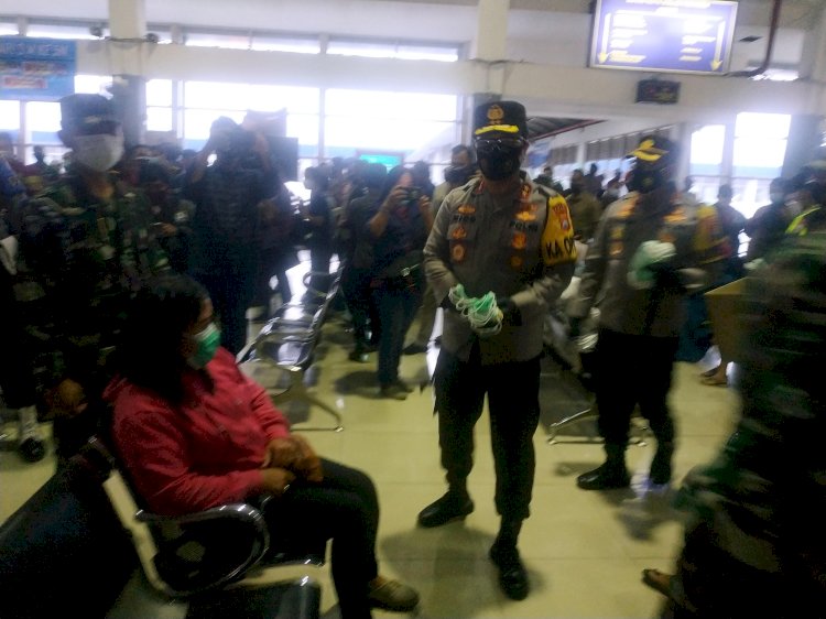 Pembagian masker di Terminal Bungurasih/RMOLJatim