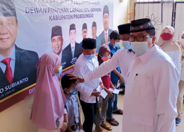 DPC Gerindra Kabupaten Probolinggo saat menyantuni anak yatim. /RMOLJatim