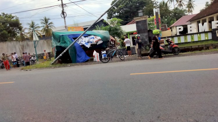 Truk P 9028 VD yang menabrak pagar dan pintu Kantor Desa Wonosobo dan tewaskan bapak dan anak/RMOLJatim
