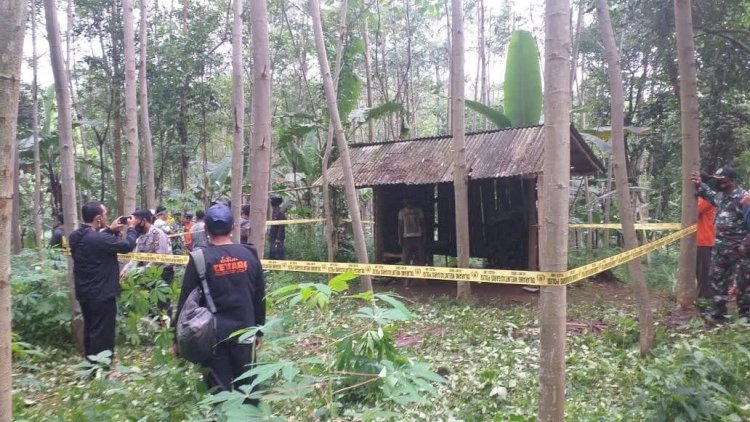 Petugas saat olah TKP di lokasi gantung diri