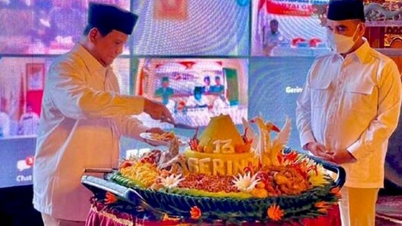 Prabowo Subianto potong tumpeng pada HUT ke-13 Partai Gerindra/Ist