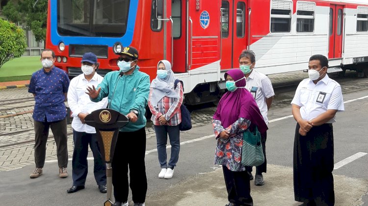 Walikota Madiun Maidi bersama Direktur Pengembangan PT INKA saat memberikan press conference terkait beroperasionalnya EMT.