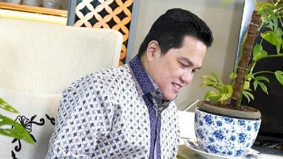 Menteri Badan Usaha Milik Negara (BUMN), Erick Thohir di kedaimannya saat menikmati tanaman hias Janda Bolong/Net