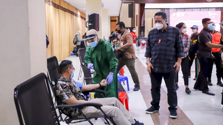 Kabag Humas Pemkot Surabaya saat donor plasma konvalesen/RMOLJatim