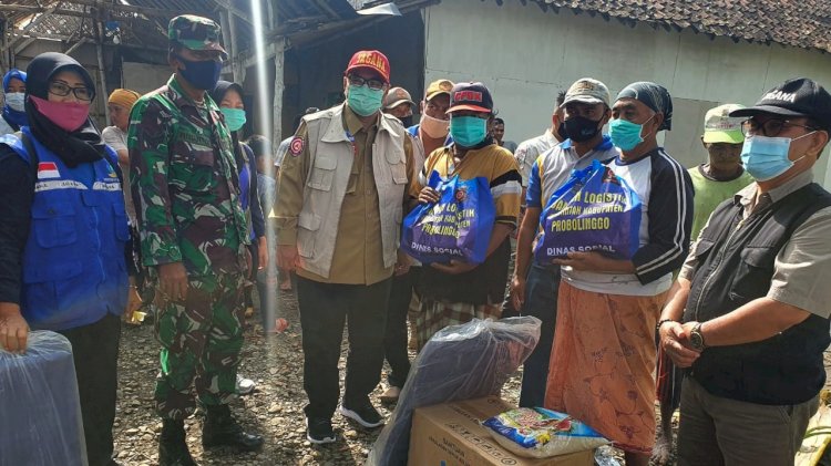    Wabup Probolinggo Serahkan Bantuan pada Korban Bencana Alam. /RMOLJatim