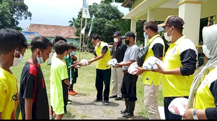 Penyerahan secara simbolis bola pada peserta. /RMOLJatim