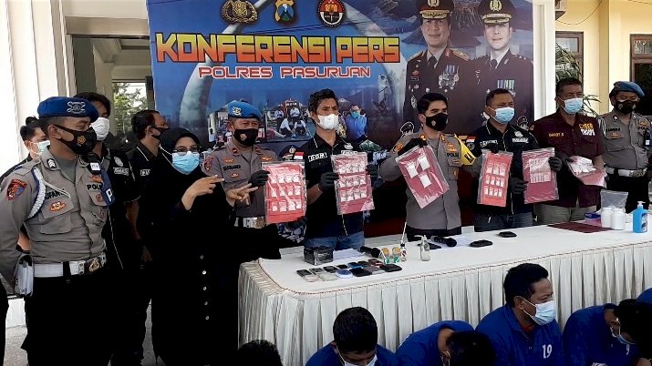 Petugas saat menunjukkan barang bukti dari tangan para tersangka