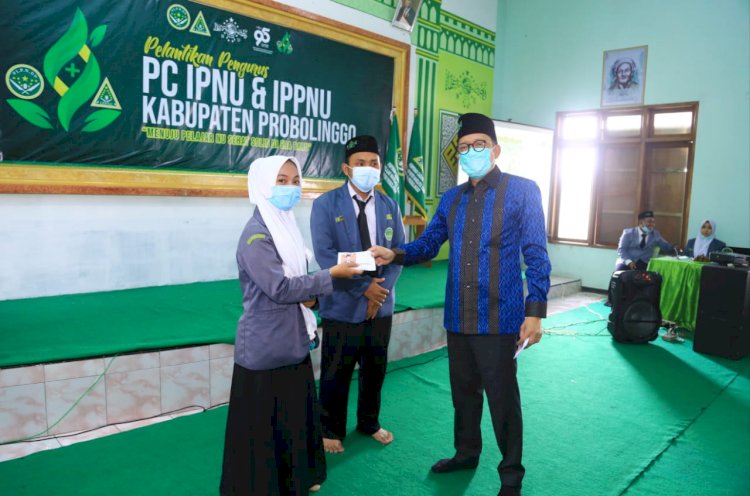 Hasan Aminuddin, saat memberikan cindera mata pada Pengurus IPNU dan IPPNU. /RMOLJatim