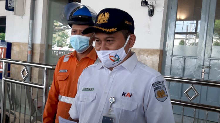 Manager Humas Daop 7 Madiun Ixfan Hendriwintoko, saat memberikan press conference di stasiun besar Madiun