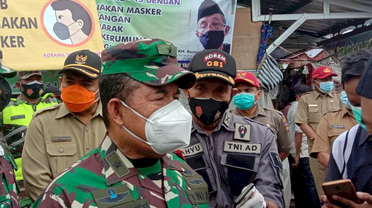 Irdam V/Brawijaya Brigjen TNI Arie Subekti membagikan masker di Ngawi