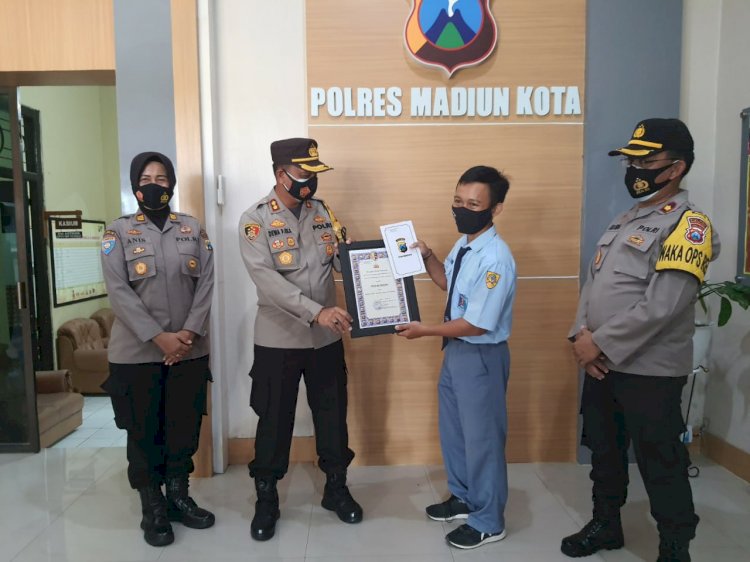 Fitrah saat menerima  penghargaan dari Kapolres Madiun kota AKBP Dewa Putu Eka Darmawan/RMOLJatim