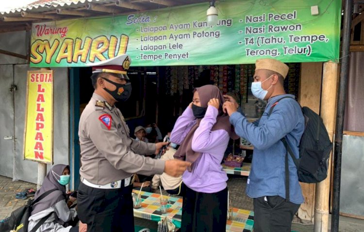 Saiful, Wartawan Kantor Berita RMOLJatim bersama Wakapolres Probolinggo, Kompol Agung Setyono saat membagikan masker ke salah seorang pedagang/Ist 