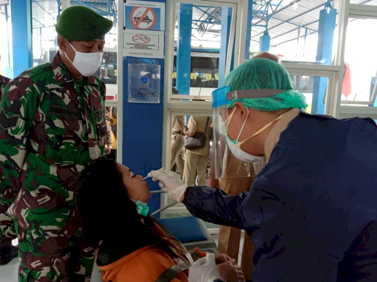 Jajaran Forkopimda Lumajang gelar operasi yustisi dan tes antigen kepada sopir angkot, kernet dan penumpang dari luar Lumajang/RMOLJatim