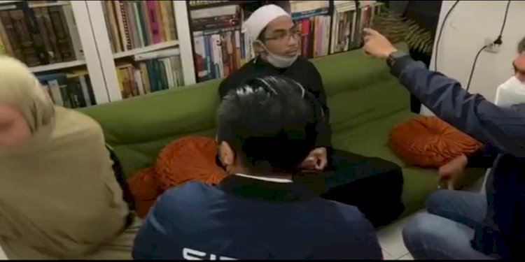Ustaz Maaher saat ditangkap tim Siber Bareskrim Polri/Ist