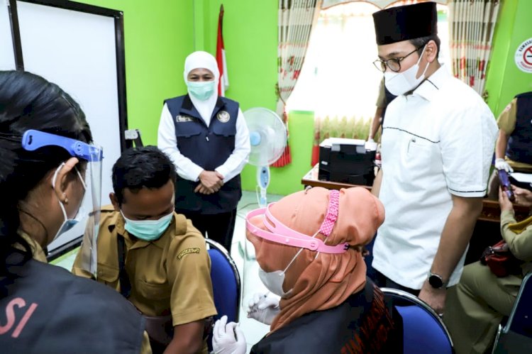 Gubernur Jatim, Khofah Indar Parawansa dan Bupati Bangkalan R. Abdul Latif Amin Imron memantau pelaksanaan vaksinasi/Ist