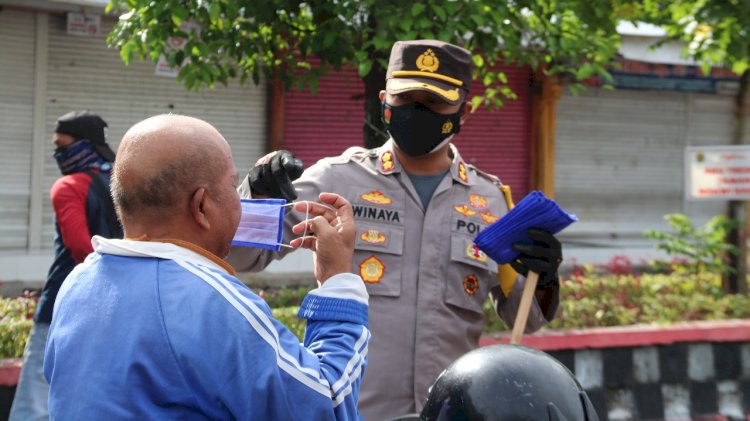 Kapolres Ngawi AKBP I Wayan Winaya membagikan masker dalam menyambut HPN