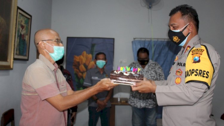 Kapolres Madiun kota AKBP Dewa Putu Eka Darmawan saat memberikan kue ulangtahun kepada ketua PWI Madiun Siswowidodo dalam rangka HPN 2021