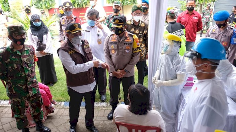 Pj Bupati Sidoarjo Hudiyono dan Kapolresta  Kombes Pol Sumardji saat meninjau kawasan PPKM mikro di Bluru Kidul