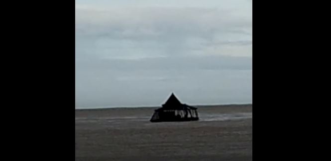 Masjid apung terseret banjir hingga ke tengah laut/Repro