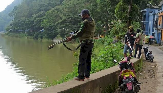 Anggota Paser memanfaatkan fenomena meletupnya belerang untuk berburu ikan/RMOLJatim