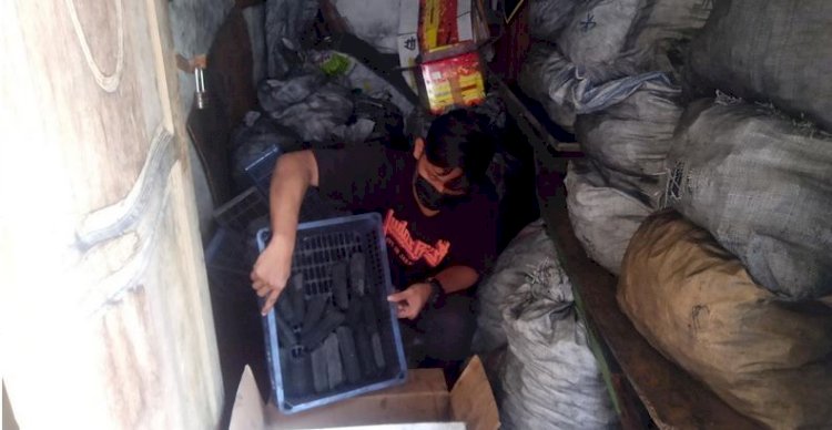 Proses packing arang briket sebelum dijual ke pasar/RMOLJatim