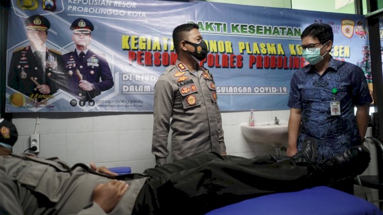 Kapolres Probolinggo Kota Saat Pantau Donor Plasma Konvalesen