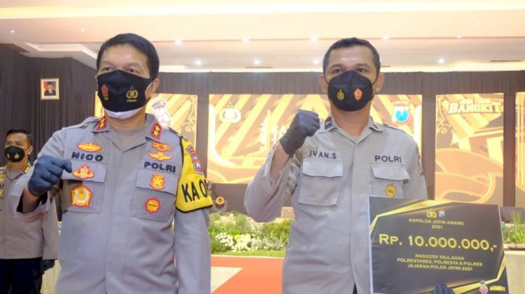 Aipda Ivan Setiarso, Anggota Satlantas Polres Probolinggo seusai mendapat Penghargaan dari Kapolda Jatim. /istimewa