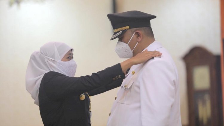 Gubernur Khofifah saat melantik Wisnu Sakti Buana