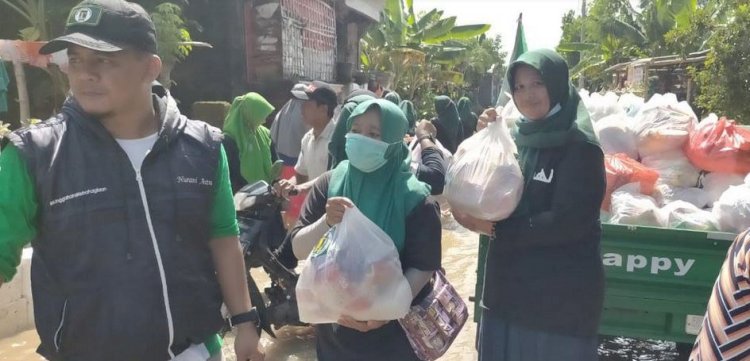 Pendistribusian paket sembako dari PT Astra International Tbk untuk warga terdampak banjir/RMOLJatim