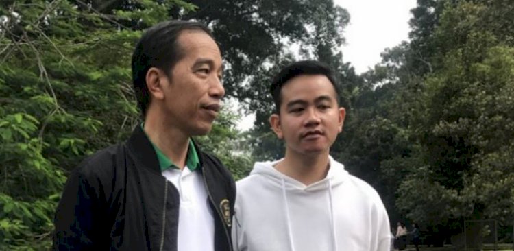 Dari kiri ke kanan: Presiden Joko Widodo bersama putra sulungnya Gibran Rakabuming Raka/Net