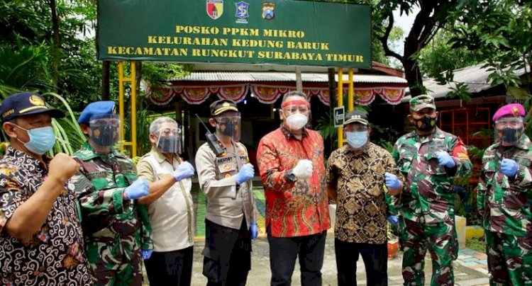 Whisnu bersama Hadi Tjahjanto meninjau PPKM berskala mikro di Surabaya/ist