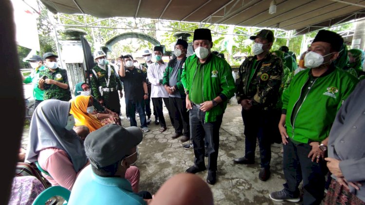 Ketua DPW PPP Jatim, Musyaffa Noer saat berdialog dengan warga pengungsi banjir/RMOLJatim