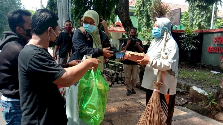 petugas kebersihan menerima bantuan dari Jispro/RMOLJatim