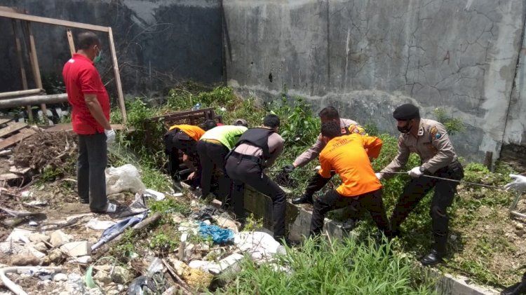 proses evakuasi pasien Covid-19 yang kabur dan sembunyi diselokan/RMOLJatim