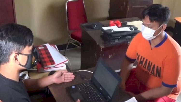 Aldie Sukma pelaku pembobolan kotak amal mushola saat diperiksa polisi